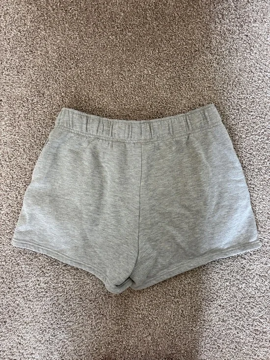 ALO Yoga Accolade Shorts - Picture 2 of 2